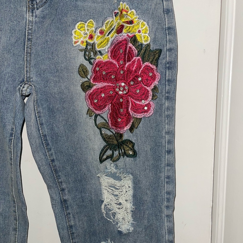 Flower Embroidery Ripped Pearl Decor Denim Jeans - Picture 3 of 7